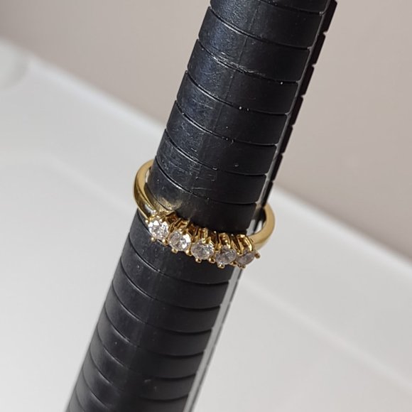 Size 8.25 Gold Tone Ring With Clear Stones - Picture 14 of 14